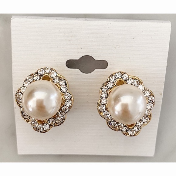 PEARL Clip On Earrings - Picture 3 of 5